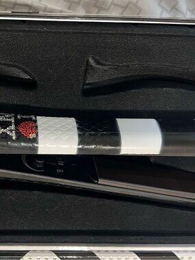 amika I Love New York Ceramic Styler – Black & White